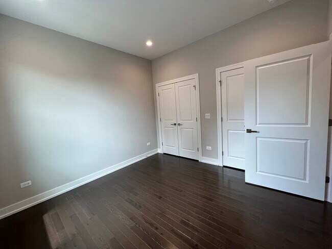 Building Photo - 4927 N Claremont Ave