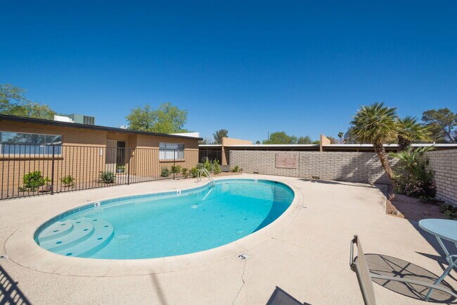 Building Photo - 4557 E Bellevue St