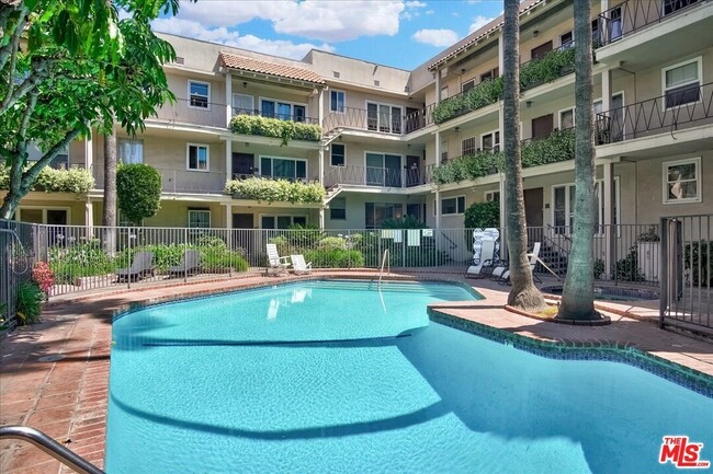 Courtyard with pool and jacuzzi - 11670 W Sunset Blvd