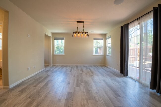 Building Photo - 3625 Blue Bird Dr