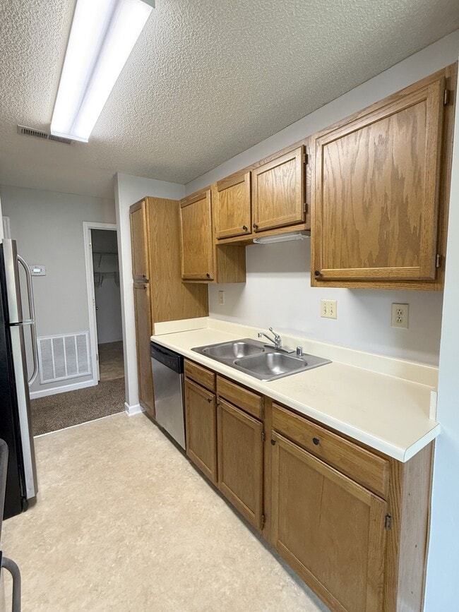 Building Photo - 1002 Stones Throw Dr NW