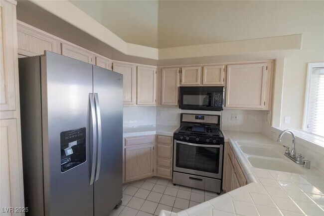 Building Photo - 900 Heavenly Hill Ct