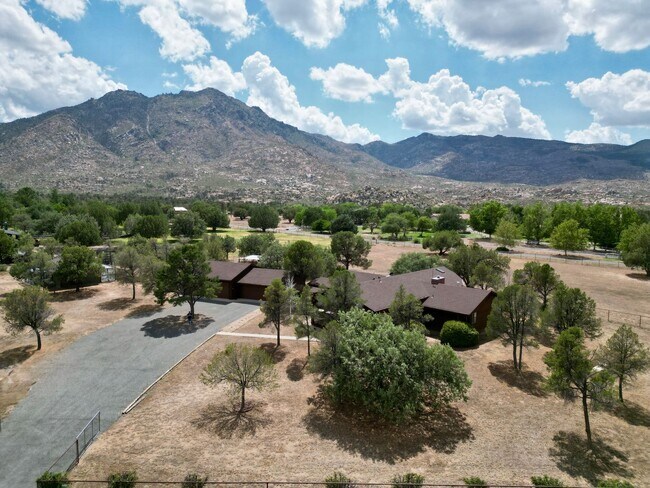 Building Photo - Custom home on 3 acres in Williamson Valley