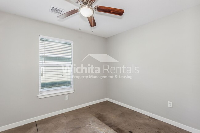 Building Photo - 3 Bedroom 2 Bathroom Duplex on the West si...