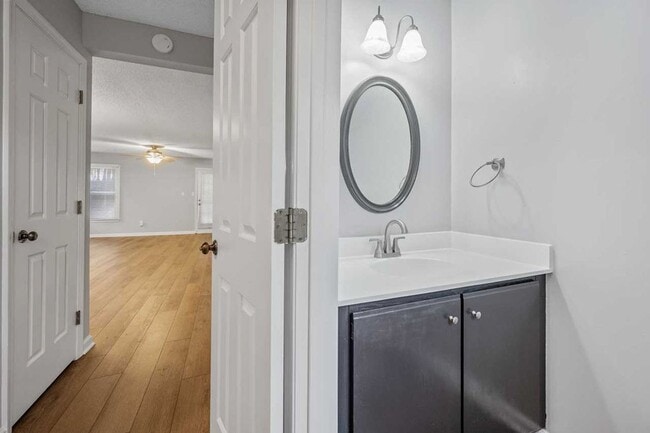 Building Photo - Convenient location