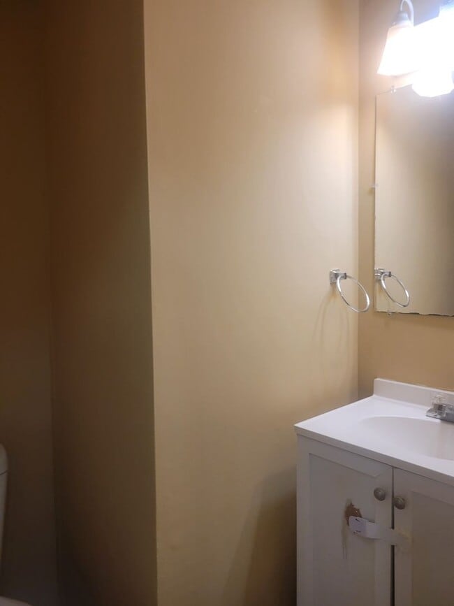 Building Photo - 4 bedroom, 1.5 bathrooms townhouse