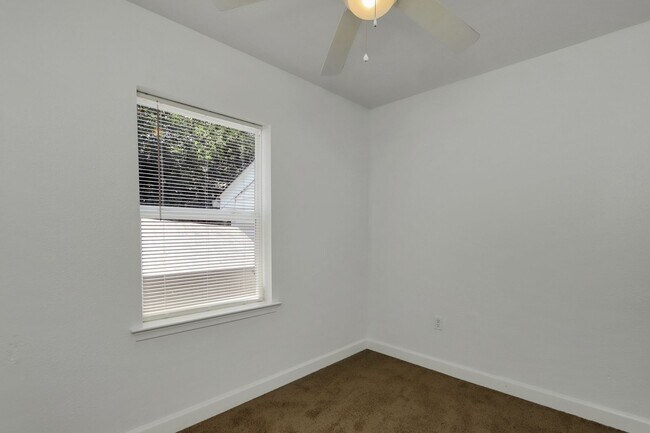 Building Photo - 1914 Somerville Dr