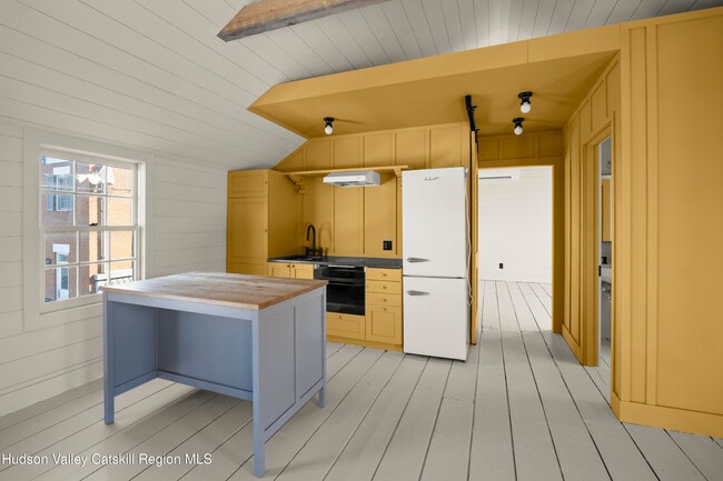 Building Photo - 620 Warren St