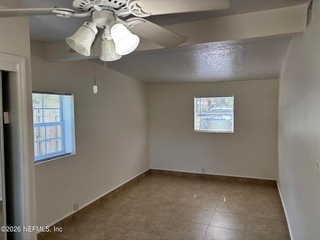 Building Photo - 1824 Brookview Dr S