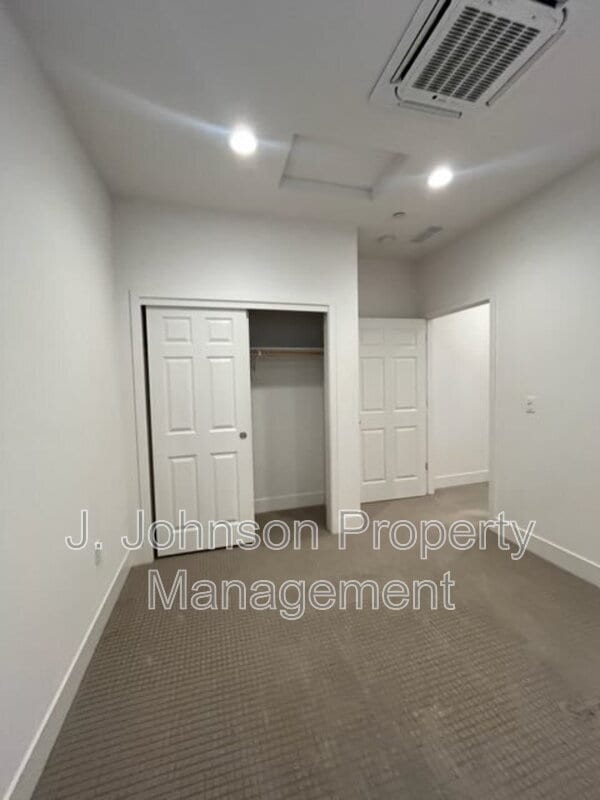 Building Photo - 262 E Natasha Ave