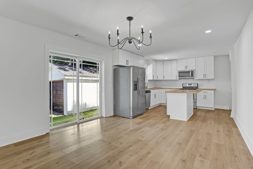 Building Photo - 636 W 48th St