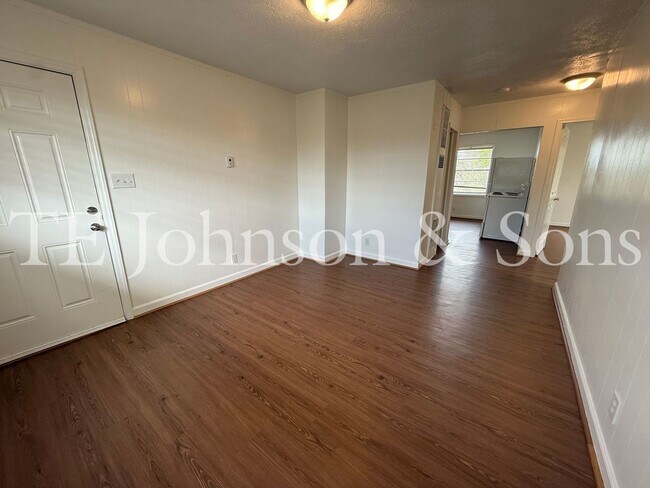 Building Photo - Updated Unit with Granite Counters & Off-Street Parking in Winston-Salem