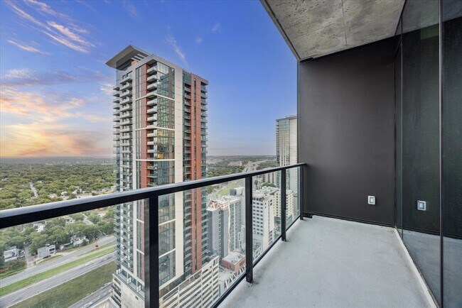 Building Photo - 610 Davis St