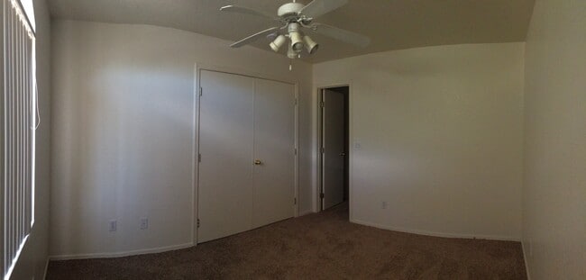 Building Photo - Under Market Rate! 3 bedroom 2 bath Townho...