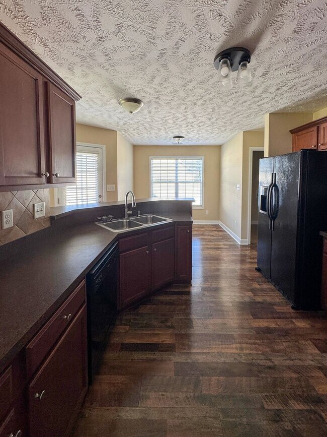 Building Photo - Charming 3 Bed 2 Bath Raeford Home with Fe...