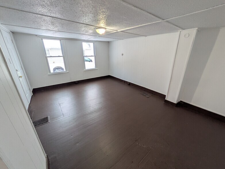 Building Photo - 148 Maple St