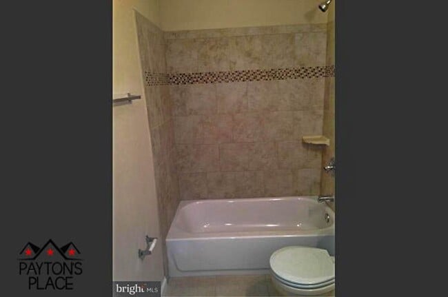 Building Photo - Spacious Single Family home with Huge Back...