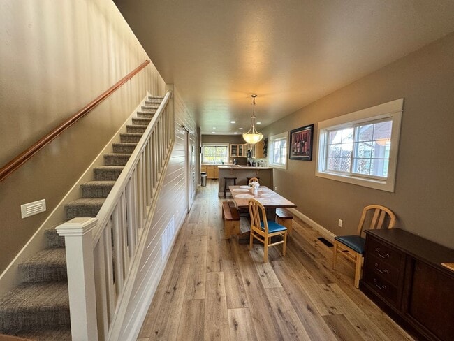 Building Photo - FULLY FURNISHED Mid-Term Immaculate Home in Midtown