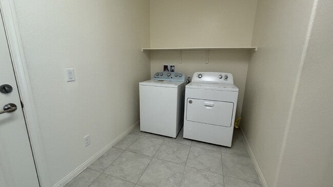 Building Photo - One Story 6-bedroom Home with Attached Casita