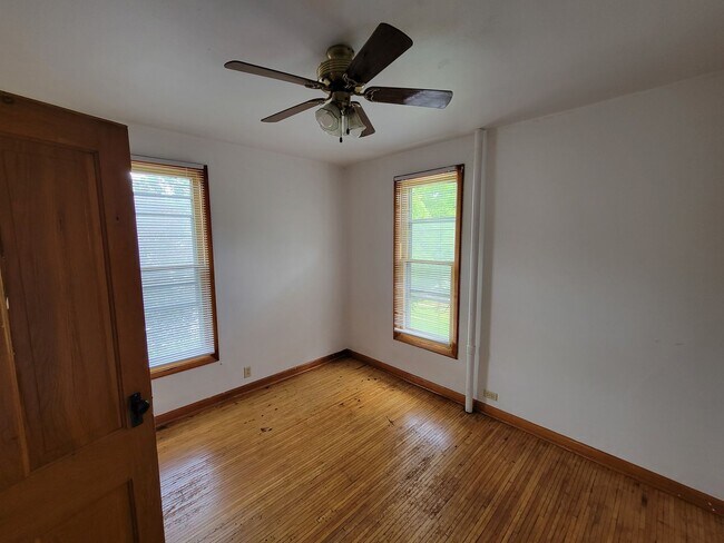 Building Photo - 5 Bedroom House in Cedar Falls