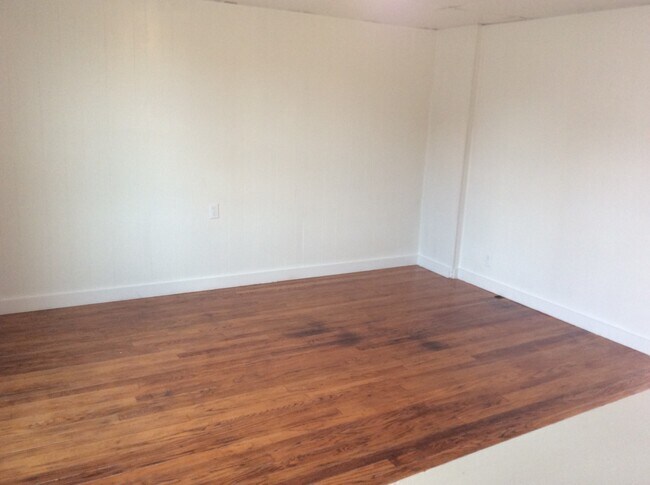 Building Photo - 3 Bedroom 1 Bath 2nd/3rd Floor Apartment-York City SD