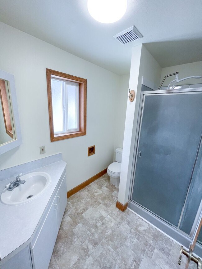 Building Photo - 3 bedroom, 2 bath House