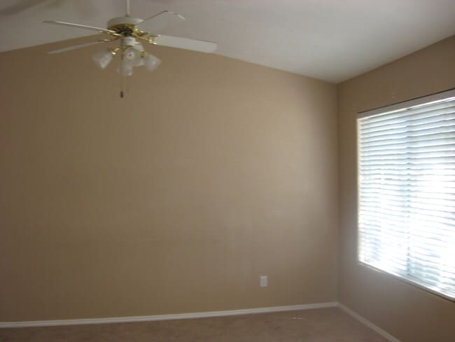 Building Photo - Beautiful Home in the Paradise Vista Subdi...