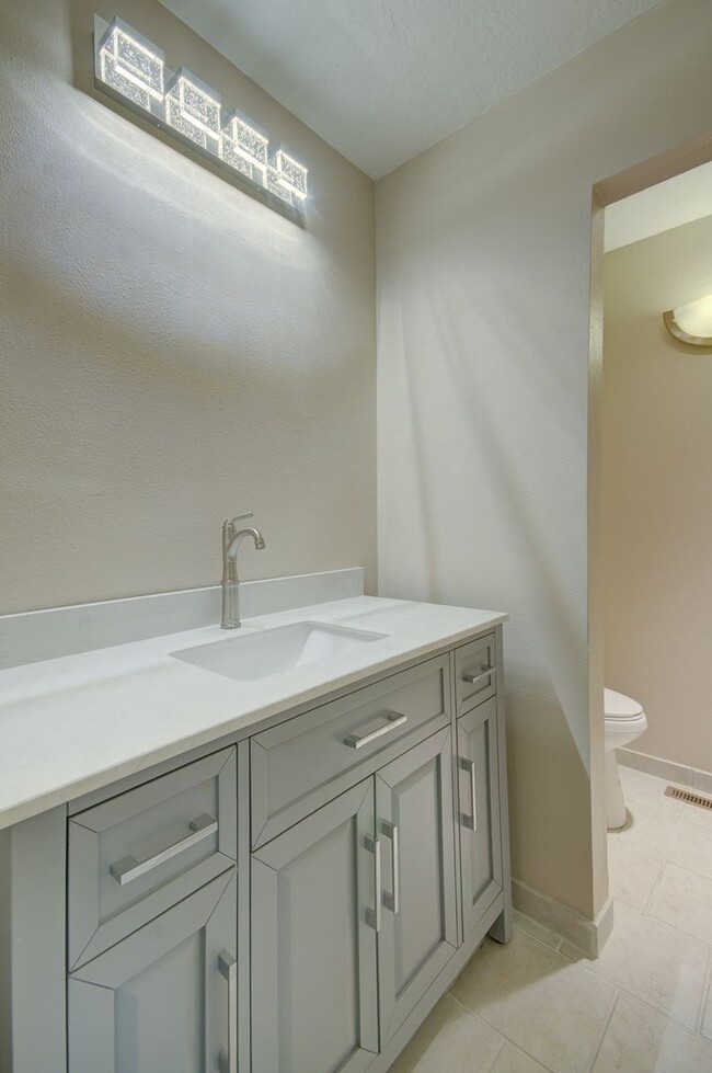 Building Photo - Beautifully Remodeled NE Heights/Uptown Ar...