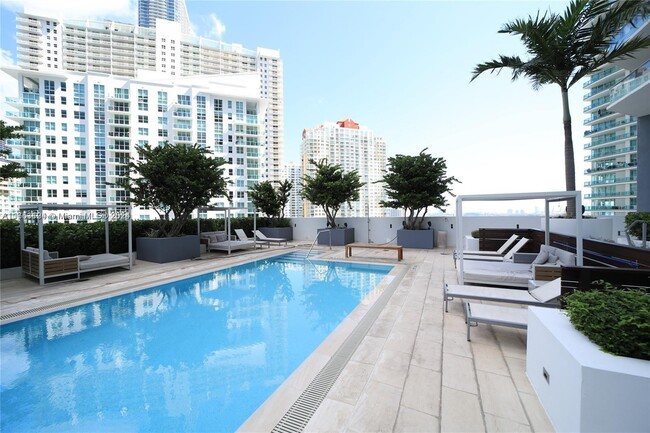 Building Photo - 1300 Brickell Bay Dr