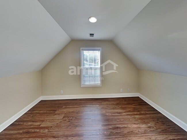 Building Photo - 2404 Adelaide Dr