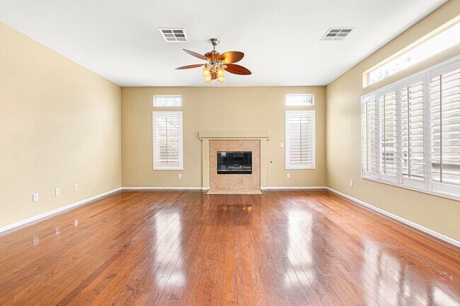 Building Photo - Immaculate 5 Bedroom, 3 bathroom home nest...