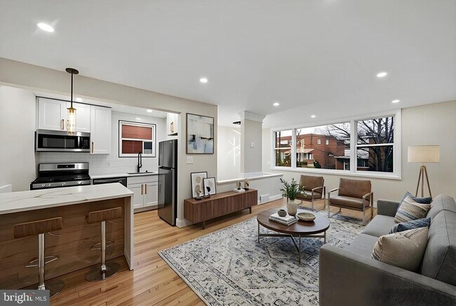 Building Photo - 119 Victor St NE