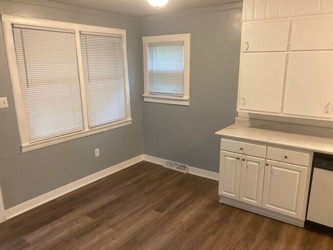 Building Photo - House with conforming 3rd room!!