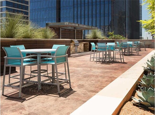 Building Photo - 420 W 3rd St