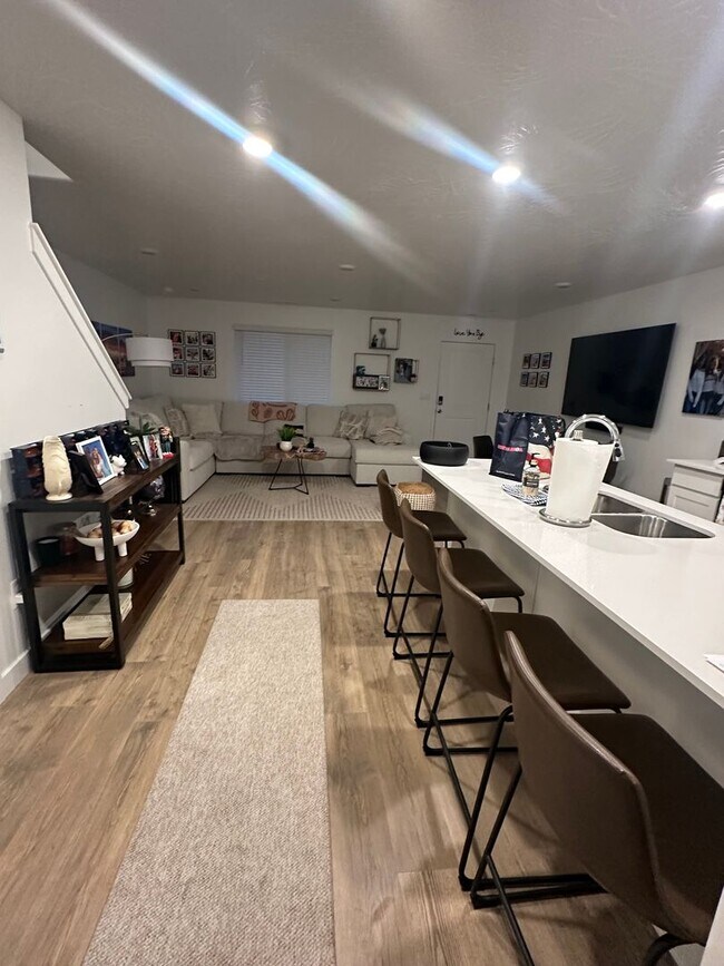 Building Photo - Townhome in Long Valley!
