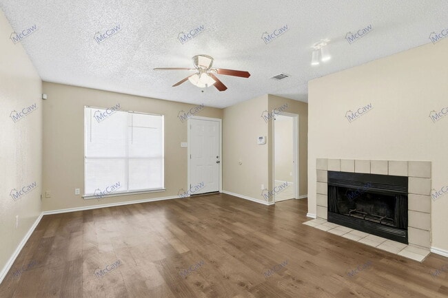 Building Photo - 3416 Colonial Dr