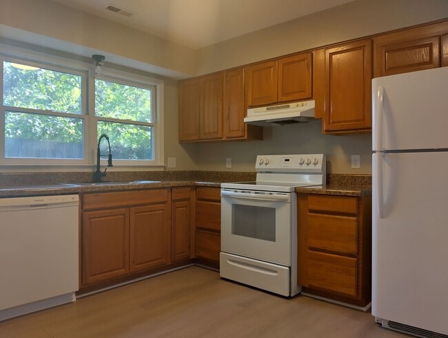 Building Photo - Spacious 2bd/1.5ba townhome