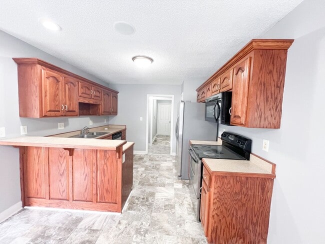 Building Photo - 3 Bedroom 2 Bathroom Home!
