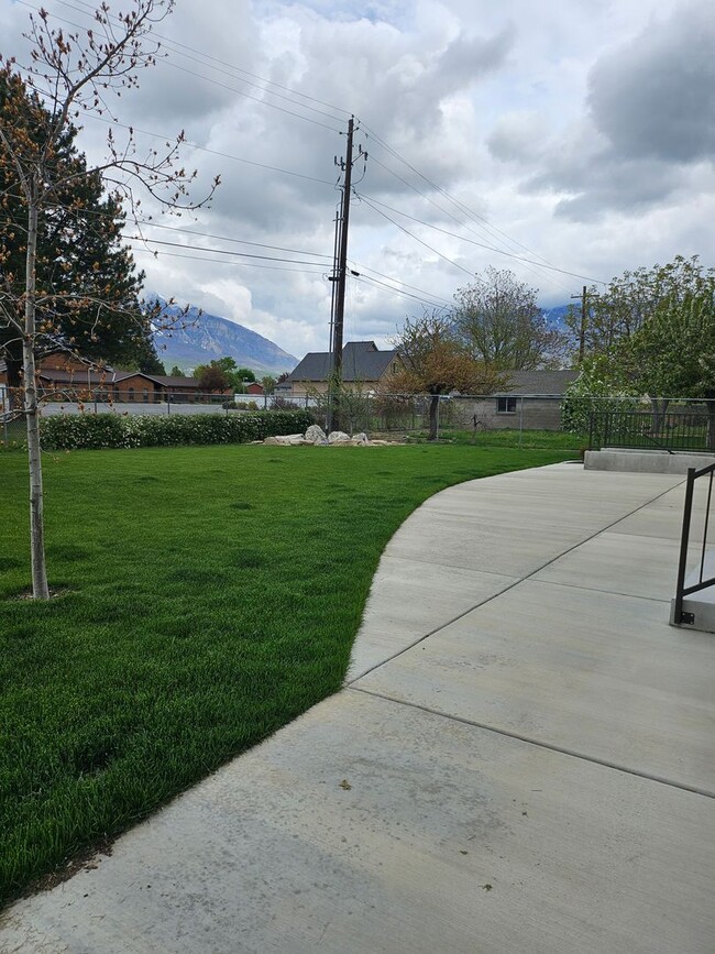 Building Photo - Cute-Modern 2 Bedroom Apt for Rent in Orem...