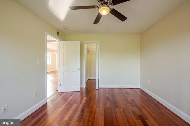 Building Photo - 3868 9th St SE