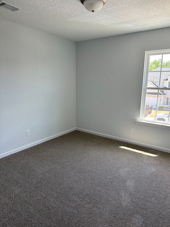 Building Photo - Tranquil South Retreat: Spacious 5-Bed Home with Fenced Yard, Pet-Friendly, Washer/Dryer Included