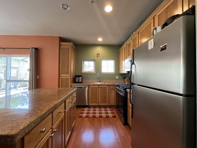 Building Photo - Well-Designed Condo with Dual Primary Suites, Vaulted Ceilings & Community Clubhouse
