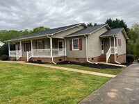 Building Photo - Great location in Greer with easy drive to...