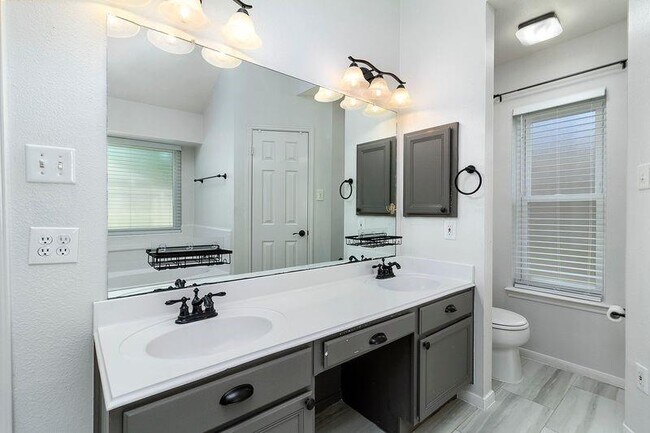 Building Photo - 2918 Abbey Field Dr