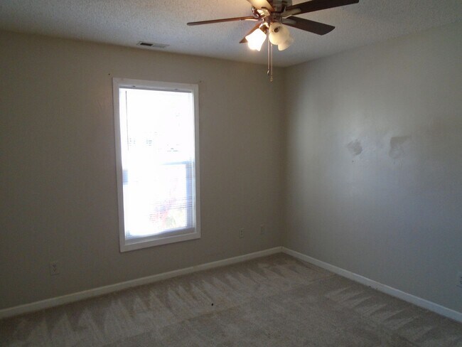 Building Photo - 3 bedroom in Hope Mills!