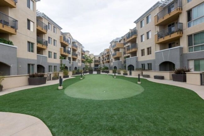 Building Photo - Bright 1 Bed / 1 Bath Condo in Upscale Com...
