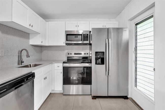 Building Photo - 1398 NE 191st St