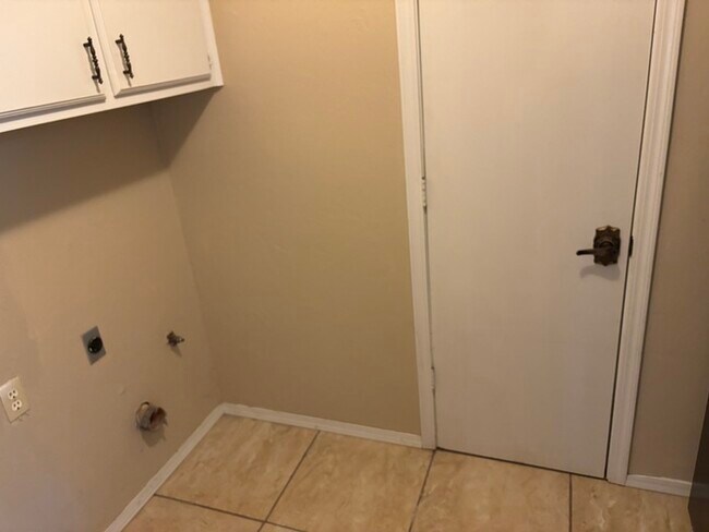 Building Photo - Large Home in Warr Acres, Putnam City Schools