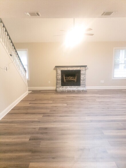 Building Photo - 924 Stonebrook Dr