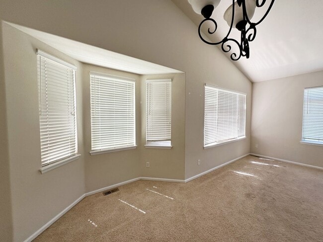 Building Photo - Bright, Spacious 2-Bedroom Home in Aurora with Room to Grow